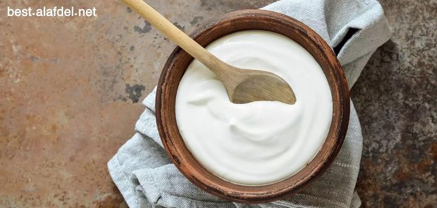 Photo of a plate of yogurt, a wooden spoon and the plate on a piece of cloth, This is among the best foods for diabetics